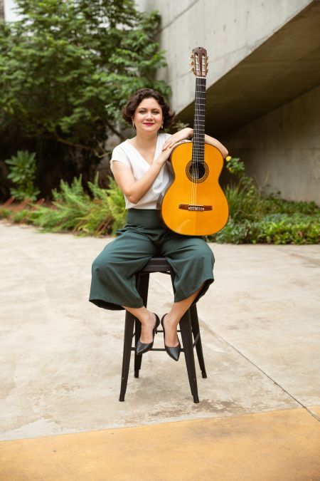 Micaela Núñez y su guitarra