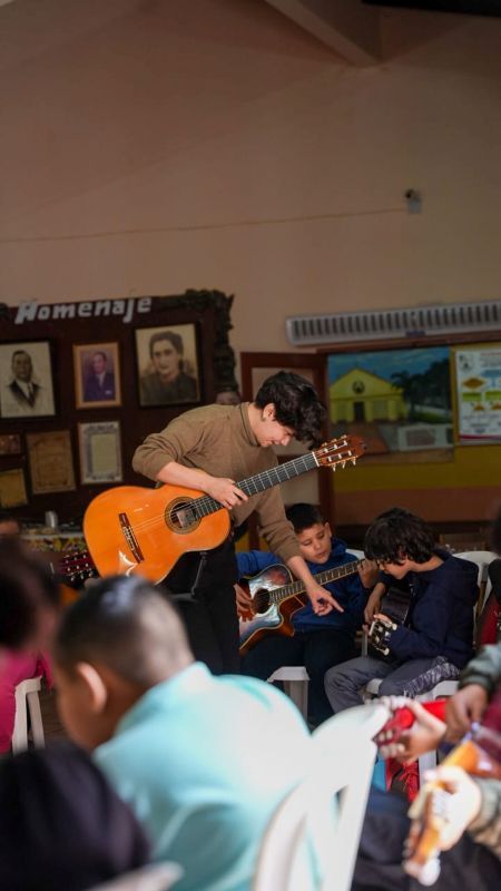 Micaela Núñez dando clases a niños