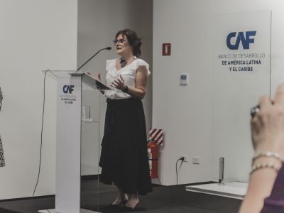 Gloria velilla dando una conferencia 