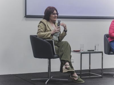 Gloria velilla en una mesa de diálogo