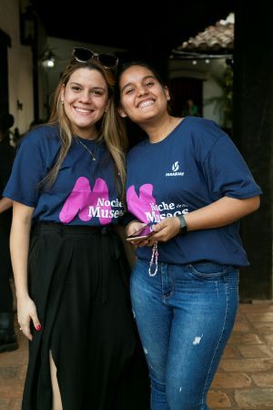 Dos voluntarias en la noche de los museos
