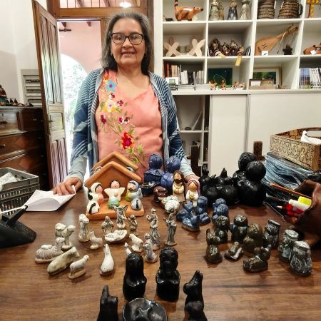 Montando la exposición de los pesembres para la noche de los museos 2025