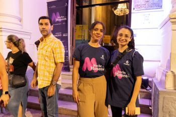 Voluntarios noche de museos Paraguay frente a uno de los museos participantes en la noche de los museos