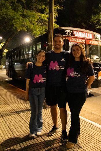 Voluntarios en la calle guiando a las personas